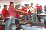 Wali Kota Kediri Abdullah Abu Bakar mengamati kendaraan vespa dalam kegiatan 'Kediri Scooter Festival' oleh Pemkot Kediri bekerjasama dengan Forum Scooter Kediri (Forscook) di area Gedung Olahraga (GOR) Jayabaya Kediri, Jawa Timur, Minggu (7/8). Terdapat sekitar 30 unit kendaraan vespa yang diikutkan dalam kontes tersebut. Festival tersebut juga diikuti para pecinta vespa dari berbagai daerah di Indonesia. Antara Jatim/Foto/Asmaul Chusna/zk/16 