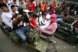 Anak-anak dari sejumlah panti asuhan menaiki scooter modifikasi saat acara bertajuk 'Kediri Scooter Festival' di Gor Jayabaya Kota Kediri, Jawa Timur, Minggu (7/8). Kegiatan berkumpulnya anggota klub scooter Vespa dari sejumlah daerah se-Indonesia tersebut dimeriahkan dengan touring bersama, bazar Vespa, kontes modifikasi, dan penggalangan dana untuk panti asuhan. Antara Jatim/Prasetia Fauzani/zk/16