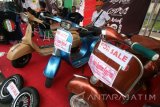 Sejumlah calon pembeli mengamati sepeda motor Vespa di stand pameran scooter di Kota Kediri, Jawa Timur, Minggu (7/8). Pameran yang diikuti oleh pedagang ataupun kolektor Vespa se-Indonesia tersebut menawarkan Vespa antik dengan onderdil orisinil dan juga Vespa fariasi. Antara Jatim/Prasetia Fauzani/zk/16