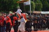 Penari menari sambil menunggang replika gajah saat mengikuti Gelar Budaya dan Parade Seni Gajah-gajahan di Ponorogo, Jawa Timur, Minggu (7/8). Sebanyak 15 grup Seni Gajah-gajahan mengikuti Gelar Budaya dan Parade Seni Gajah-gajahan untuk mengangkat popularitas seni Gajah-gajahan yang merupakan salah satu seni tradisional asli Ponorogo selain reyog. Antara Jatim/Foto/Siswowidodo/zk/16