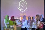 Menteri Sosial Khofifah Indar Parawansa (kedua kiri) didampingi Duta Hijab Alyssa Soebandono (kiri) menerima plakat dari anggota Komunitas wanita berhijab bernama Hijaber United saat mencanangkan Hari Hijaber Nasional, di Masjid Agung Sunda Kelapa, Jakarta, Minggu (7/8). Hari Hijaber Nasional adalah hari apresiasi untuk para muslimah di Indonesia, yang bertujuan untuk memotivasi para Hijaber berkreasi secara positif dengan hijab yang mereka kenakan. ANTARA FOTO/Yudhi Mahatma/wdy/16