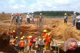 Para pekerja yang tergabung  di PT Hutama Karya mulai membuat pondasi untuk pembangunan  ruang radiologi di lokasi proyek kelanjutan pembangunan RSUD H Badaruddin Tanjung, Senin (8/8).