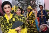 Sejumlah model memperagakan busana batik Melayu dalam Fashion Show Batik dan Songket Melayu Deli di Medan, Sumatera Utara, Senin (8/8). Busana modifikasi kain batik dan songket khas Melayu hasil karya Dewan Kerajinan Nasional Daerah (Dekranasda) tersebut merupakan upaya mengenalkan dan menunjukkan berbagai kreasi baju khas Indonesia pada masyarakat terutama batik. ANTARA SUMUT/Septianda Perdana/16
