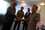 Senior Manager Human Capital & General Affairs Region Sumatera Garuda Indonesia La Padmanaba Agus D (kanan) berjabat tangan dengan Deputi GM Department Operation & Civil PT Inalum Anthony O Sigalingging (kiri) yang disaksikan Plt Kepala Dinas Pendidikan Sumut Arsyad Lubis (kiri kedua) dan pendamping siswa asal Sulawesi Barat M Juani Yusuf (kanan kedua) saat penutupan program "Siswa Mengenal Nusantara" di Medan, Sumatera Utara, Minggu (7/8). Kegiatan program Siswa Mengenal Nusantara yang digagas oleh Kementerian BUMN tersebut resmi ditutup dan diharapkan dapat menambah pengetahuan tentang keanekaragaman budaya, kekayaan alam, wisata, tempat bersejarah serta meningkatkan rasa nasionalisme. ANTARA SUMUT/Septianda Perdana/16