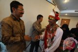 Plt Kepala Dinas Pendidikan Sumut Arsyad Lubis (kiri) bersama Senior Manager Human Capital & General Affairs Region Sumatera Garuda Indonesia La Padmanaba Agus D (kanan) menyalami para siswa asal Sulawesi Barat saat penutupan program "Siswa Mengenal Nusantara" di Medan, Sumatera Utara, Minggu (7/8). Kegiatan program Siswa Mengenal Nusantara yang digagas oleh Kementerian BUMN tersebut resmi ditutup dan diharapkan dapat menambah pengetahuan tentang keanekaragaman budaya, kekayaan alam, wisata, tempat bersejarah serta meningkatkan rasa nasionalisme. ANTARA SUMUT/Septianda Perdana/16