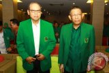 Ketua Umum Partai Persatuan Pembangunan (PPP) hasil Muktamar Jakarta, Djan Faridz (kiri) didampingi Ketua DPW PPP Kalbar, Sutarmidji saat membuka Musyawarah Wilayah ke VII DPP PPP Kalbar di Pontianak, Senin (8/8). Dalam kesempatan tersebut, Djan Fariz menyerukan kepada para kadernya untuk menegakkan konstitusi partai dan tetap berpegang pada putusan Mahkamah Agung nomor 601 yaitu PPP yang sah adalah dibawah kepimpinan Djan Faridz. ANTARA FOTO/Sheravim/jhw/16