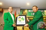 Ketua Umum Partai Persatuan Pembangunan (PPP) hasil Muktamar Jakarta, Djan Faridz (kiri) menerima plakat dari Ketua DPW PPP Kalbar, Sutarmidji saat membuka Musyawarah Wilayah ke VII DPP PPP Kalbar di Pontianak, Senin (8/8). Dalam kesempatan tersebut, Djan Fariz menyerukan kepada para kadernya untuk menegakkan konstitusi partai dan tetap berpegang pada putusan Mahkamah Agung nomor 601 yaitu PPP yang sah adalah dibawah kepimpinan Djan Faridz. ANTARA FOTO/Sheravim/jhw/16