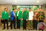 Ketua Umum Partai Persatuan Pembangunan (PPP) hasil Muktamar Jakarta, Djan Faridz (dua kiri) didampingi Ketua DPW PPP Kalbar, Sutarmidji (empat kanan) usai membuka  Musyawarah Wilayah ke VII PPP Kalbar di Pontianak, Senin (8/8). Dalam kesempatan tersebut, Djan Fariz menyerukan kepada para kadernya untuk menegakkan konstitusi partai dan tetap berpegang pada putusan Mahkamah Agung nomor 601 yaitu PPP yang sah adalah dibawah kepimpinan Djan Faridz. ANTARA FOTO/Sheravim/jhw/16