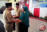 Bupati HSS H. Achmad Fikry, melepas jemaah calon Haji Pegawai Negeri Sipil (PNS) di lingkup Pemerintah Kabupaten Hulu Sungai Selatan, Pendopo Kabupaten, Senin (8/8) Pukul 14.00 Wita. Foto:Antaranews Kalsel/Fatturahman/G.