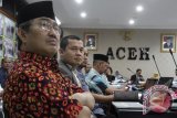 Ketua Dewan Kehormatan Penyelenggara Pemilu (DKPP), Jimly Asshiddiqie (kiri) menghadiri sidang etik  penyelenggara pemilu Aceh di  Banda Aceh, Selasa (9/8). Sidang yang digelar Badan Kehormatan Penyelenggara Pemilu (DKPP) itu meminta keterangan dari penyelanggara pemilu Komisi Indepeden Pemilihan (KIP) kabupaten Aceh Timur  dan Kabupaten Nagan Raya sebagai penggugat dan keterangan dari Komisi Indepeden Pemilihan (KIP) Provinsi Aceh sebagai tergugat-II dan KPU pusat  sebagai tergugat-I dalam kasus kisruh kepemimpinan lama dengan kepimpinan baru KIP Aceh Timur dan KIP Nagan Raya, Provinsi Aceh. ANTARA Aceh/Ampelsa/16 