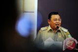 Gubernur Kalbar, Cornelis (kiri) berbicara saat Sosialisasi Amnesti Pajak di Pontianak, Selasa (9/8). Cornelis mengajak semua pihak baik itu wajib pajak maupun belum untuk terlibat aktif dalam menyukseskan program Amnesti Pajak, agar dapat membantu pembiayaan negara yang saat ini sedang membutuhkan uang. ANTARA FOTO/Jessica Helena Wuysang/16