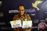 Kepala Direktorat Jenderal Pajak Kantor Wilayah Kalimantan Barat, Slamet Sutantyo memegang papan himbauan saat Sosialisasi Amnesti Pajak di Pontianak, Selasa (9/8). Sosialisasi Amnesti Pajak yang diadakan oleh Pemerintah Provinsi Kalbar dan Kantor Perwakilan Direktorat Jendral Pajak (Kanwil DJP) Kalbar tersebut, diikuti oleh para pengusaha dan pelaku bisnis Kalbar. ANTARA FOTO/Jessica Helena Wuysang/16