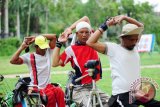 Tiga atlit panahan Nasional Paralympic Committe (NPC) Kalbar melakukan perenggangan usai menjalani latihan di kawasan GOR Pontianak, Selasa (9/8). Sebanyak enam atlit panahan NPC Kalbar menjalani latihan persiapan untuk bertanding dalam Pekan Paralympic Nasional (Peparnas) 2016 atau pekan olahraga nasional bagi atlit difabel pada Oktober mendatang. ANTARA FOTO/Jessica Helena Wuysang/16