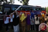 Sejumlah kerabat keluarga melambaikan tangan mereka ke arah bus yang membawa rombongan jamaah calon haji saat diberangkatkan dari Asrama Haji Medan, Sumatera Utara, Selasa (9/8). Sebanyak 391 orang calon haji kelompok terbang (kloter) I Embarkasi Medan asal Kabupaten Padang Lawas diberangkatkan menuju Tanah Suci. ANTARA SUMUT/Septianda Perdana/16