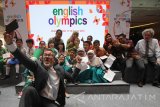 Direktur Pelatihan dan Pengembangan British Council di Indonesia Michael Little (kiri) berswafoto bersama peserta Olimpiade Bahasa Inggris di Surabaya, Jawa Timur, Kamis (11/8). Kompetisi yang diikuti oleh 350 peserta dari 14 Sekolah Dasar tersebut guna memperluas kreativitas, kemampuan berekspresi serta perbendaharaan kata dalam Bahasa Inggris, berlangsung pada 11-14 Agustus mendatang. Antara jatim/Moch Asim/zk/16