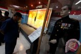 Pengunjung memperhatikan baju kebesaran milik pahlawan nasional Letjen Jamin Ginting koleksi Museum Negeri Sumut pada "Pameran Jejak Sejarah Perjuangan Bangsa Di Sumatera Utara Dalam Seni Rupa", di Medan, Sumatera Utara, Rabu (10/8). Pameran yang menampilkan berbagai produk seni dan benda sejarah pada masa perjuangan tersebut bertujuan untuk memberikan informasi tentang suatu hasil karya seniman yang telah berkontribusi dalam masa perjuangan masa lampau di Sumatera Utara. ANTARA SUMUT/Septianda Perdana/16
