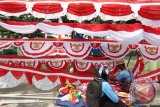 Pedagang bendera merah putih dan umbul-umbul melayani calon pembeli di Kawasan Jalan Sisingamangaraja Medan, Sumatera Utara, Rabu (10/8). Menjelang pelaksanaan HUT Kemerdekaan ke-71 RI, beberapa penjual bendera menawarkan dagangannya seharga Rp25 ribu hingga Rp300 ribu tergantung ukuran. ANTARA SUMUT/Septianda Perdana/16