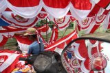 Pedagang bendera merah putih dan umbul-umbul melayani calon pembeli di Kawasan Jalan Sisingamangaraja Medan, Sumatera Utara, Rabu (10/8). Menjelang pelaksanaan HUT Kemerdekaan ke-71 RI, beberapa penjual bendera menawarkan dagangannya seharga Rp25 ribu hingga Rp300 ribu tergantung ukuran. ANTARA SUMUT/Septianda Perdana/16