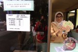 Seorang karyawan bank menunjukkan lembaran uang Riyal, Arab Saudi di outlet penjualan Riyal Bank Mandiri Syariah embarkasi Asrama Haji Medan, Sumatera Utara, Selasa (9/8). Bank Mandiri Syariah menyediakan penukaran mata uang Riyal bagi jamaah calon haji dengan nilai tukar per satu Riyal sebesar Rp4.000 ribu. FOTO SUMUT/Septianda Perdana/16
