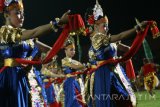 Sejumlah penari memperagakan tari Legenda Dewi Songgolangit secara kolosal di Stadion Brawijaya, Kota Kediri, Jawa Timur, Rabu (10/8) malam. Sebanyak 300 orang penari memperagakan tari yang menceritakan tentang asal muasal tari Kuda Lumping tersebut guna memperingati hari jadi Kota Kediri ke-1137. Antara Jatim/Prasetia Fauzani/zk/16