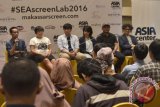 Sutradara dan penggagas SEAScreen Academy, Riri Riza (kanan) bersama penulis, M Aan Mansyur (kiri) memberikan penjelasan mengenai program SEAScreenLab 2016 , Makassar, Sulawesi Selatan, Kamis (11/8). SEAScreen Lab merupakan pengembangan dari pelatihan untuk para pembuat film muda dari kawasan Indonesia Timur yang terdiri dari lokakarya penulisan kreatif, produksi, dan apresiasi film untuk pengembangan konsep dan skenario film cerita panjang. ANTARA FOTO/Dewi Fajriani/wdy/16