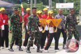 Sejumlah pelajar bersama prajurit TNI dan anggota Polri yang terlibat dalam Pasukan Pengibar Bendera (Paskibra) mengikuti latihan upacara bendera di Lapangan Merdeka Medan, Sumatera Utara, Kamis (11/8). Latihan Paskibra yang melibatkan TNI-POLRI dan pelajar itu sebagai persiapan pelaksanaan Upacara HUT RI ke-71 tahun pada 17 Agustus nanti. ANTARA SUMUT/Septianda Perdana/16
