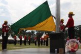 Sejumlah pelajar bersama prajurit TNI dan anggota Polri yang terlibat dalam Pasukan Pengibar Bendera (Paskibra) mengikuti latihan upacara bendera di Lapangan Merdeka Medan, Sumatera Utara, Kamis (11/8). Latihan Paskibra yang melibatkan TNI-POLRI dan pelajar itu sebagai persiapan pelaksanaan Upacara HUT RI ke-71 tahun pada 17 Agustus nanti. ANTARA SUMUT/Septianda Perdana/16
