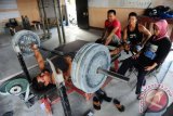 Seorang atlet angkat berat National Paralympic Committe (NPC) Kalbar didampingi ketiga rekannya saat menjalani latihan di kawasan GOR Pontianak, Jumat (12/8). Sebanyak 11 atlet angkat berat NPC Kalbar menjalani latihan persiapan untuk bertanding dalam Pekan Paralimpik Nasional (Peparnas) 2016 atau pekan olahraga nasional bagi atlit difabel pada Oktober mendatang. ANTARA FOTO/Jessica Helena Wuysang/16