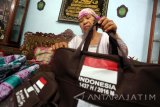 Seorang jamaah calon haji Supiyati menata barangnya di Desa Centong, Blitar, Jawa Timur, Jumat (12/8). Supiyati (70) yang kesehariannya berdagang sayur keliling tersebut akhirnya dapat menunaikan ibadah haji tahun 2016, dimana biayanya berasal dari keuntungan beragang yang ditabung selama kurang lebih 30 tahun. Antara Jatim/Irfan Anshori/zk/16