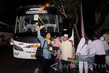 Calon Jamaah Haji (CJH) berfoto bersama keluarga sebelum diberangkatkan di Banyuwangi, Jawa Timur, Kamis (11/8)malam. Sebanyak 888 dari total 974 calon Jamaah Haji asal Banyuwangi telah diberangkatkan menuju Arab Saudi. Antara Jatim/ Budi Candra Setya/zk/16. 