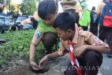 Sejumlah Praja Muda Karana (Pramuka) Kwartir Daerah Gerakan Pramuka Surabaya menggali lubang resapan biopori di Surabaya, Jawa Timur, Jumat (12/8). Sekitar 300 anggota Pramuka tersebut membuat lubang resapan biopori guna meningkatkan kesuburan tanah dan pengomposan sampah organik sebagai bentuk kepedulian terhadap lingkungan hidup dalam menyambut Hari Pramuka pada 14 Agustus mendatang. Antara Jatim/M Risyal Hidayat/zk/16