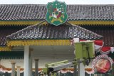 Petugas Dinas Pertamanan memasang bendera merah putih di alun-alun Lapangan Merdeka Medan, Sumatera Utara, Kamis (11/8). Pemasangan bendera mempercantik wajah kota dengan Merah Putih itu dalam rangka menyambut semarak HUT ke-71 Kemerdekaan Republik Indonesia di kota Medan. ANTARA SUMUT/Septianda Perdana/16