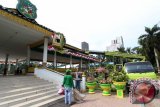 Petugas Dinas Pertamanan memasang bendera merah putih di alun-alun Lapangan Merdeka Medan, Sumatera Utara, Kamis (11/8). Pemasangan bendera mempercantik wajah kota dengan Merah Putih itu dalam rangka menyambut semarak HUT ke-71 Kemerdekaan Republik Indonesia di kota Medan. ANTARA SUMUT/Septianda Perdana/16
