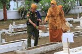 Seorang legiun veteran dan istri melakukan tabur bunga di atas pusara makam pahlawan di Taman Makam Pahlawan Nasional, Rejoagung, Tulungagung, Jawa Timur, Jumat (12/8). Kunjungan dan aktivitas ziarah makam itu dilakukan dalam rangka menghormati jasa para pahlawan sekaligus memperingati HUT Kemerdekaat RI ke-71. Antara Jatim/Destyan Sujarwoko/zk/16