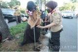 Sebanyak 377 siswa  SD, SMP dan SMA/K  anggota pramuka  melakukan pengeboran tanah untuk membuat seratus biopori di Jalur Hijau Jalan Ir Soekarno, Surabaya, Jumat (12/8). Pembuatan biopori dalam rangka Hari Pramuka itu diharapkan bisa menjadi  aksi nyata para anggota pramuka dalam ikut menjaga lingkungan. (Antara Jatim/Rinta/16)