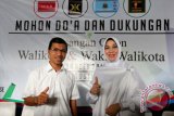 Pasangan bakal calon Walikota/Wakil Walikota Banda Aceh Illiza Sa'aduddin Djamal (kanan) dan Farid Nyak Umar (kiri) mengacungkan jempol pada deklarasi pasangan calon kepala daerah untuk maju pada Pilkada serentak 2017 di Banda Aceh, Aceh, Jumat (12/8). Pasangan Illiza-Farid mendapat dukungan dari partai PPP, PKS dan dua partai lokal Partai Aceh (PA) serta Pardai Damai Aceh (PDA) untuk melanjutkan kepeminpinan Kota Banda Aceh periode 2017-2022. ANTARA FOTO/Irwansyah Putra/pd/16.