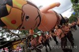 Sejumlah anggota pramuka Kwarcab Trenggalek mengarak balon raksasa berbentuk tokoh pewayangan Pandawa Lima di jalanan Kota Trenggalek, Jawa Timur, Minggu (14/8). Pawai balon raksasa itu digelar Kwarcab Trenggalek dalam rangka jambore pramuka menyemarakkan Hari Pramuka yang jatuh pada 14 Agustus sekaligus memeriahkan peringatan HUT Kemerdekaan ke-71 RI. Antara Jatim/Destyan Sujarwoko/zk/16