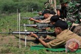 Sejumlah kepala desa tengah bersiap menembak ketika latihan menembak di Sigi, Sulawesi Tengah, Minggu (14/8). kegiatan tersebut dimaksudkan untuk membangun kedisiplinan dalam menjalankan tugas bela negara sebagai kepala desa. ANTARA FOTO/Fiqman Sunandar/wdy/16.