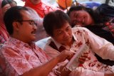 Wakil Gubernur Jawa Timur, Saifullah Yusuf (kiri) Ketua Koes Musik Fans Club Jiwa Nusantara dan dokter di RSUD Dr. Suewandi Surabaya, Dokter Winaryo (tengah) saat peluncuran buku yang berjudul 