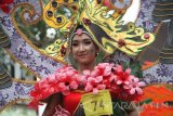 Peserta dengan aneka pakaian kreasi berbahan limbah mengikuti lomba Street Fashion Show dengan tema 'Trenggalek Pop Culture' di jalan raya Kota Trenggalek, Jawa Timur, Minggu (14/8). Pawai budaya dan lomba busana itu digelar dalam rangka memeriahkan HUT Kemerdekaan ke-71 RI. Antara Jatim/Destyan Sujarwoko/zk/16