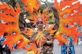 Peserta dengan aneka pakaian kreasi berbahan limbah mengikuti lomba Street Fashion Show dengan tema 'Trenggalek Pop Culture' di jalan raya Kota Trenggalek, Jawa Timur, Minggu (14/8). Pawai budaya dan lomba busana itu digelar dalam rangka memeriahkan HUT Kemerdekaan ke-71 RI. Antara Jatim/Destyan Sujarwoko/zk/16