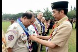 Presiden Joko Widodo memberikan penghargaan kepada pembina Pramuka asing pada Apel Besar Hari Pramuka ke-55 dan Jambore Nasional (Jamnas) X tahun 2016, di Cibubur, Jakarta Timur, Minggu (14/8). ANTARA FOTO/Setpres/ama/16