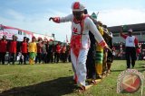 Sejumlah warga binaan dengan menggunakan pakaian khas beberapa etnis di Kalbar mengikuti lomba permainan tradisional Terompah Panjang di Lembaga Permasyarakatan Klas IIA Pontianak, Senin (15/8). Lomba Balap Terompah yang diikuti para napi Lapas Klas II A pontianak untuk memeriahkan hari kemerdekaan RI ke-71 tersebut, juga digelar dalam rangka pemecahan rekor Museum Rekor Indonesia (MURI) . ANTARA FOTO/Jessica Helena Wuysang/16