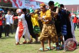 Sejumlah warga binaan dengan menggunakan pakaian khas beberapa etnis di Kalbar mengikuti lomba permainan tradisional Terompah Panjang di Lembaga Permasyarakatan Klas IIA Pontianak, Senin (15/8). Lomba Balap Terompah yang diikuti para napi Lapas Klas II A pontianak untuk memeriahkan hari kemerdekaan RI ke-71 tersebut, juga digelar dalam rangka pemecahan rekor Museum Rekor Indonesia (MURI) . ANTARA FOTO/Jessica Helena Wuysang/16