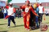 Sejumlah warga binaan dengan menggunakan pakaian khas beberapa etnis di Kalbar mengikuti lomba permainan tradisional Terompah Panjang di Lembaga Permasyarakatan Klas IIA Pontianak, Senin (15/8). Lomba Balap Terompah yang diikuti para napi Lapas Klas II A pontianak untuk memeriahkan hari kemerdekaan RI ke-71 tersebut, juga digelar dalam rangka pemecahan rekor Museum Rekor Indonesia (MURI) . ANTARA FOTO/Jessica Helena Wuysang/16