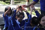 Sejumlah siswa-siswi SMPLB/SMALB Yayasan Pedidikan Anak Buta (YPAB) mengikuti lomba estafet air di Surabaya, Jawa Timur, Senin (15/8). Selain untuk memeriahkan Hari Ulang Tahun (HUT) ke-71 RI, kegiatan perlombaan tersebut bertujuan untuk melatih mental, jiwa kompetisi dan kekompakan para siswa berkebutuhan khusus (difabel). Antara Jatim/Moch Asim/zk/16