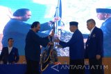 Ketua Umum Partai Nasdem Surya Paloh (kedua kiri) menyerahkan bendera pataka pada Ketua Nasdem DPW Jawa Timur yang baru Rendra Krisna (kedua kanan) disaksikan mantan Ketua Nasdem DPW Jawa Timur Effendy Choirie (kanan) disela-sela Deklarasi Save Jatim di Surabaya, Minggu (14/8). Rendra Krisna menggantikan Effendy Choirie yang selanjutnya mendapat mandat baru sebagai Sekretaris Jenderal DPP Nasdem. Antara Jatim/M Risyal Hidayat/zk/16