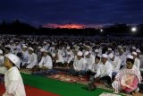 Umat muslim menggelar zikir akbar dan tausyiah pada kegiatan renungan Subuh dalam rangka memperingati 11 tahun Damai Aceh di halaman Polda Aceh, Banda Aceh, Minggu (14/8). Memperingati 11 tahun damai Aceh yang sekaligus dirangkai dengan kegiatan pilkada damai tahun 2017  dihadiri ribuan umat muslim dengan menggelar zikir akbar dan tausyiah itu dipimpin oleh Ustad, Habib Ahmad Al-Habsyi dan  ulama Aceh, Syaikh Muda  Tgk Samunzir Bin Husein . ANTARA Aceh/Ampelsa/16