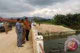 Paniia Khusus (Pansus) DPRD Kabupaten Tsbalong   meninjau lokasi bendungan di lokasi pabrik semen PT Conch South Kalimantan di Kecamatan Upau., Senin.. Ketua pansus, Kusmadi Uwis didampingi Badan Kesbangpol, Zulfan Noor mendengarkan penjelasan dari perwakilan PT Conch, Yandri terkait suplai air bersih untuk kebutuhan pabrik dengan membendung Sungai Jaing di Kecamatan Upau.Antaranews.KalselHerlina  Lasmianti