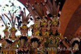 Sejumlah delegasi dari Balikpapan membawakan tarian Gntar Umang dan Kulin Bilau ketika jamuan makan malam Festival Seni Lintas Budaya Internasional (Cross Culture Festival International) 2016 di Balai Kota Surabaya, Jawa Timur, Senin (15/8) malam. Festival Seni Lintas Budaya Internasional yang ke-12 ini diikuti oleh enam negara bertujuan untuk menjalin persahabatan dan kerjasama dengan bidang seni. Antara Jatim/M Risyal Hidayat/zk/16